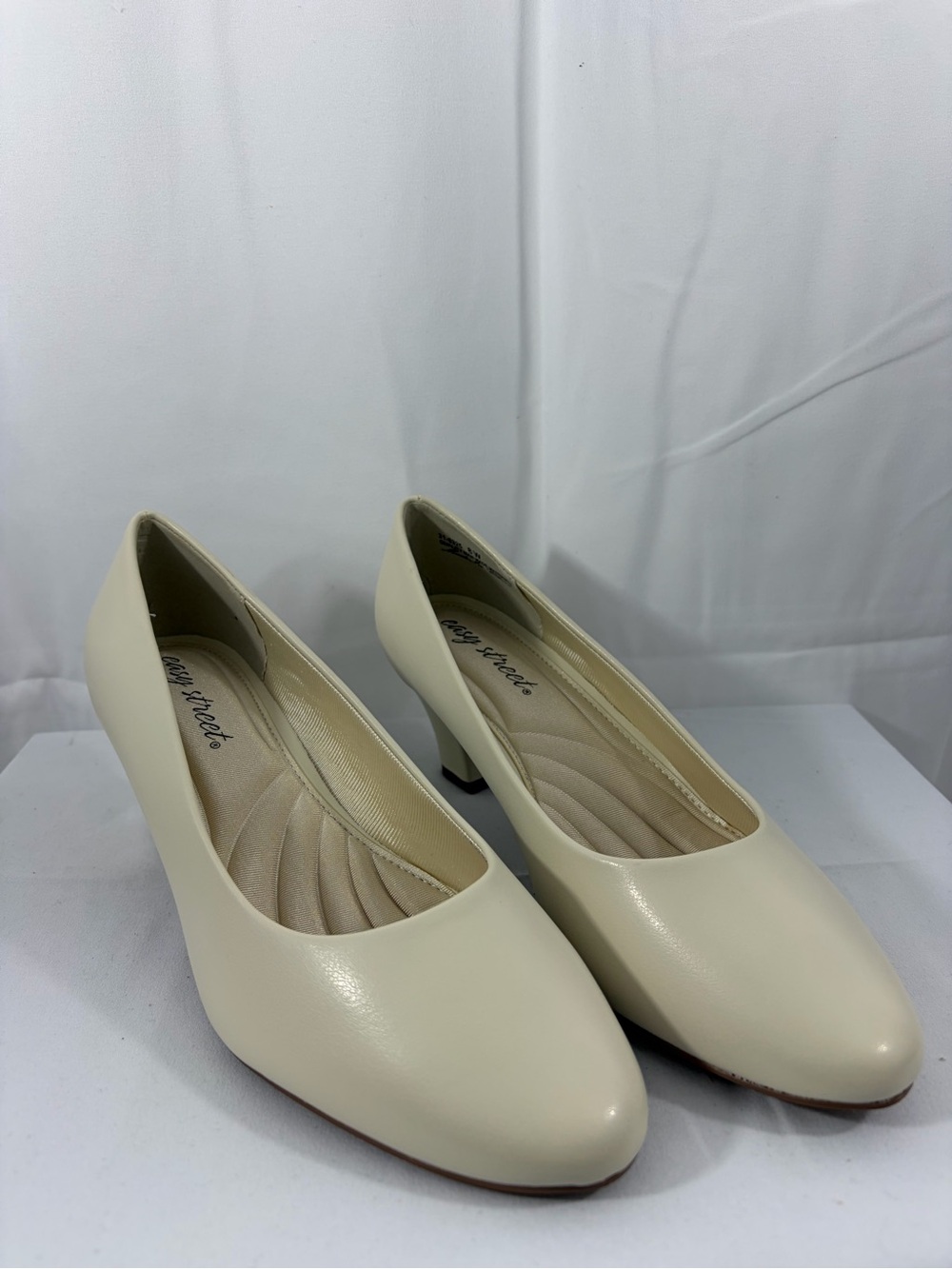 NWT Easy Street Women’s Size 8W Classic Cream Low Heel Pumps